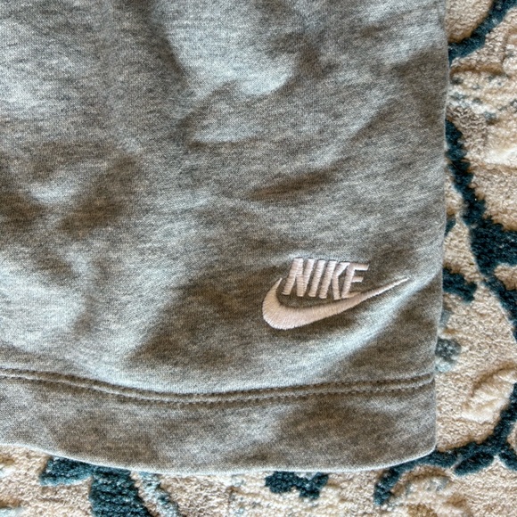 Nike light gray women’s shorts size M - Picture 5 of 5